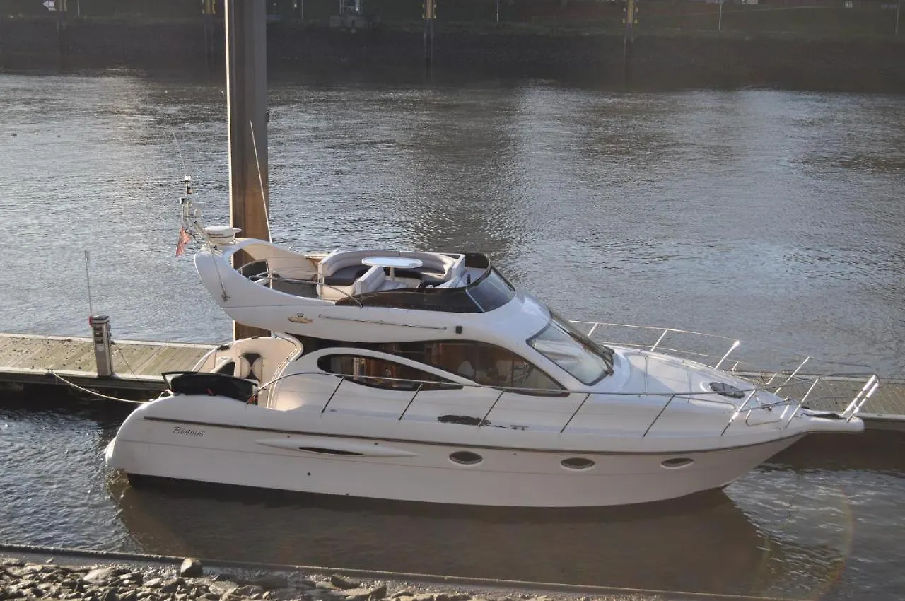 Luxus Yacht Lady Jane City Uberseestadt Hotel Bremen Germany