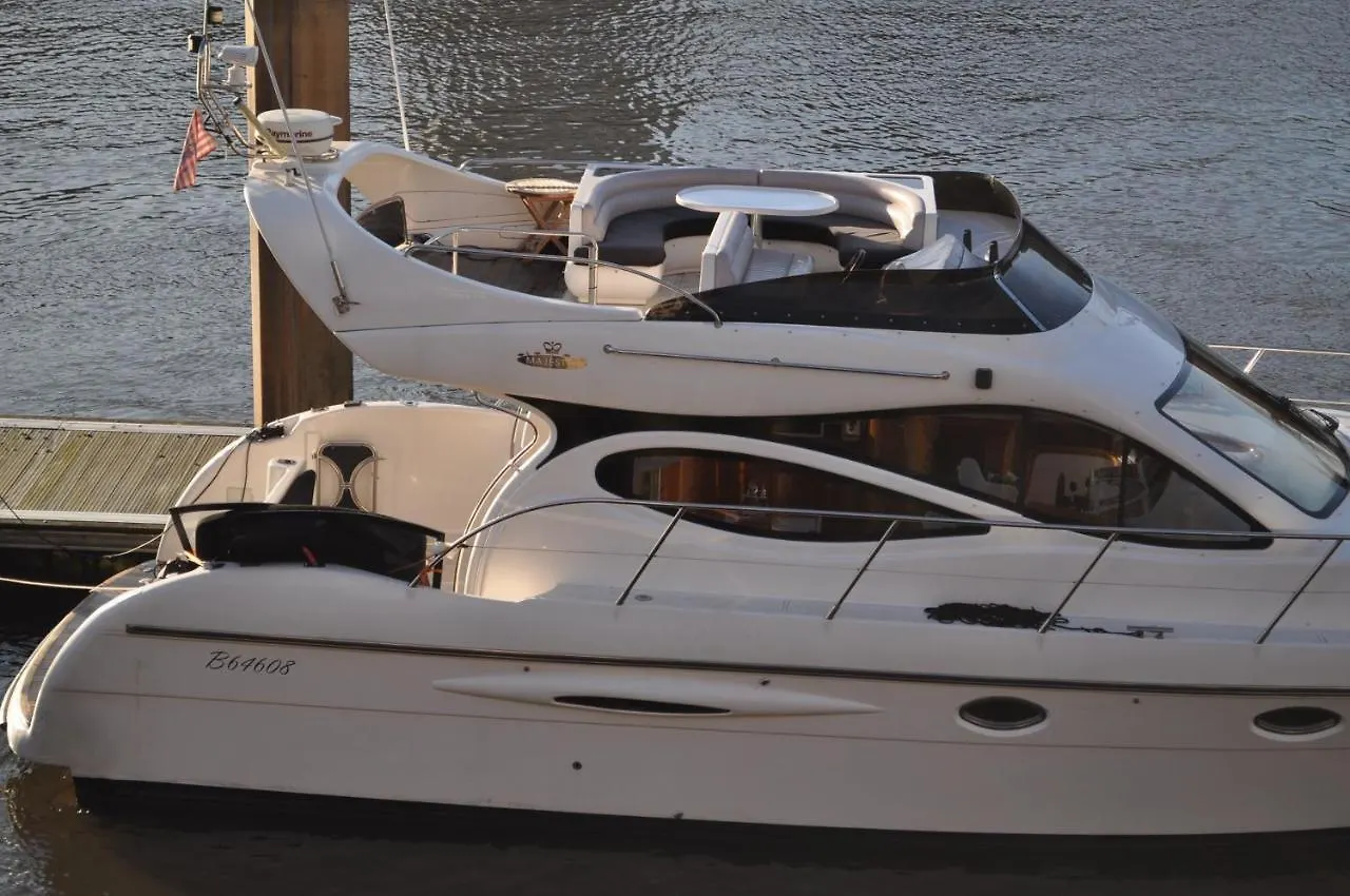 Botel Luxus Yacht Lady Jane City Uberseestadt Hotel Bremen Germany