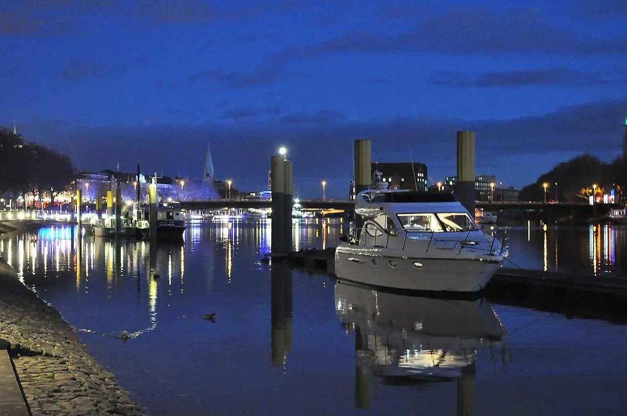 Botel Luxus Yacht Lady Jane City Uberseestadt Hotel Bremen