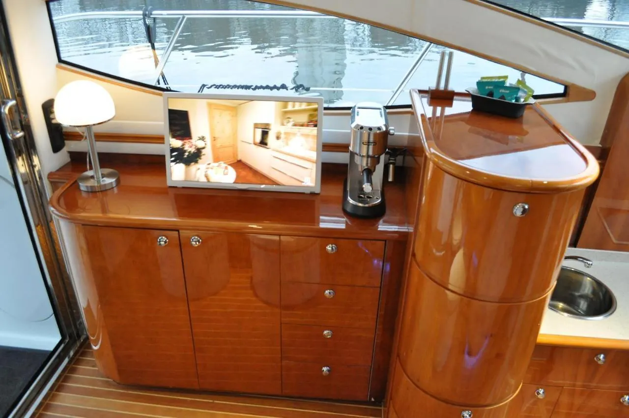 Luxus Yacht Lady Jane City Uberseestadt Hotel Bremen Botel
