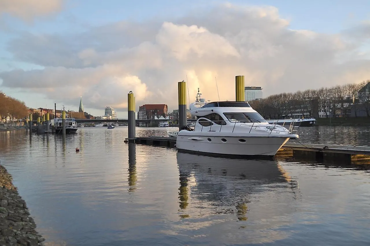 Luxus Yacht Lady Jane City Ueberseestadt location