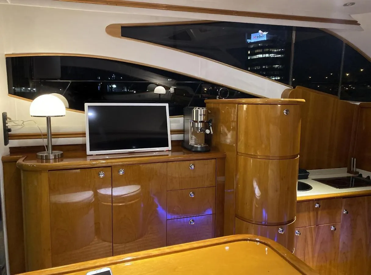 Botel Luxus Yacht Lady Jane City Uberseestadt Hotel Bremen Germany